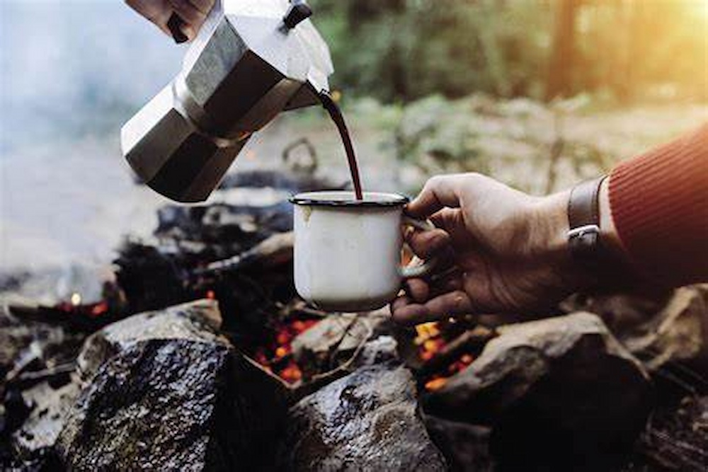 Wie bereitet man beim Camping in der Wildnis Kaffee zu?